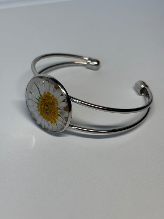 Bracelet with daisy flower